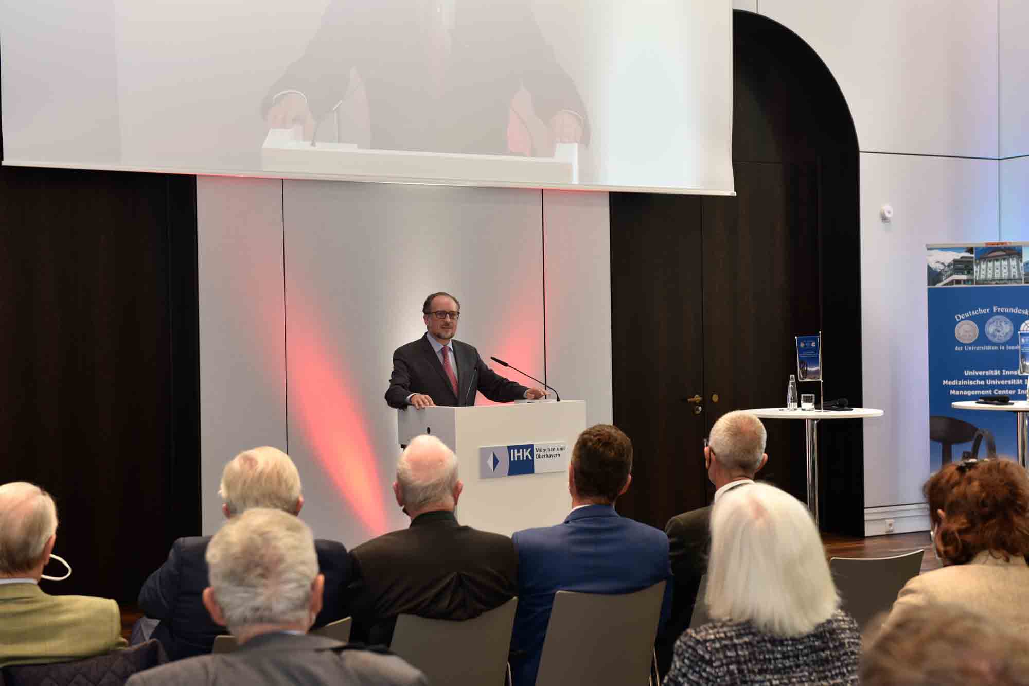 Bundesminister Alexander Schallenberg bei seinen Ausfuehrungen in Muenchen